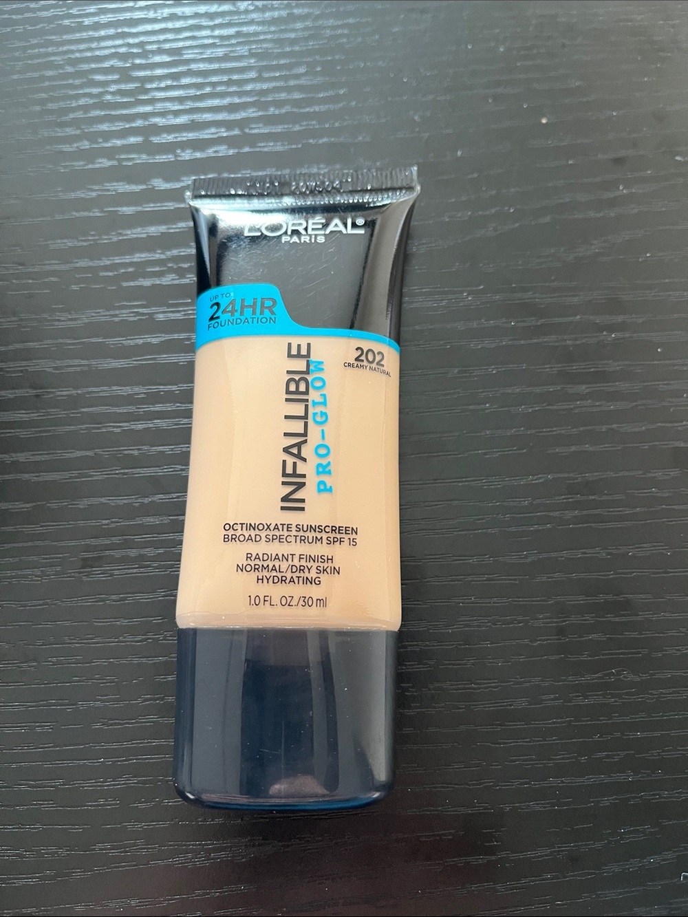 (NWT) L'Oreal Infallible Pro-Glow Foundation - Creamy Natural (Beige)